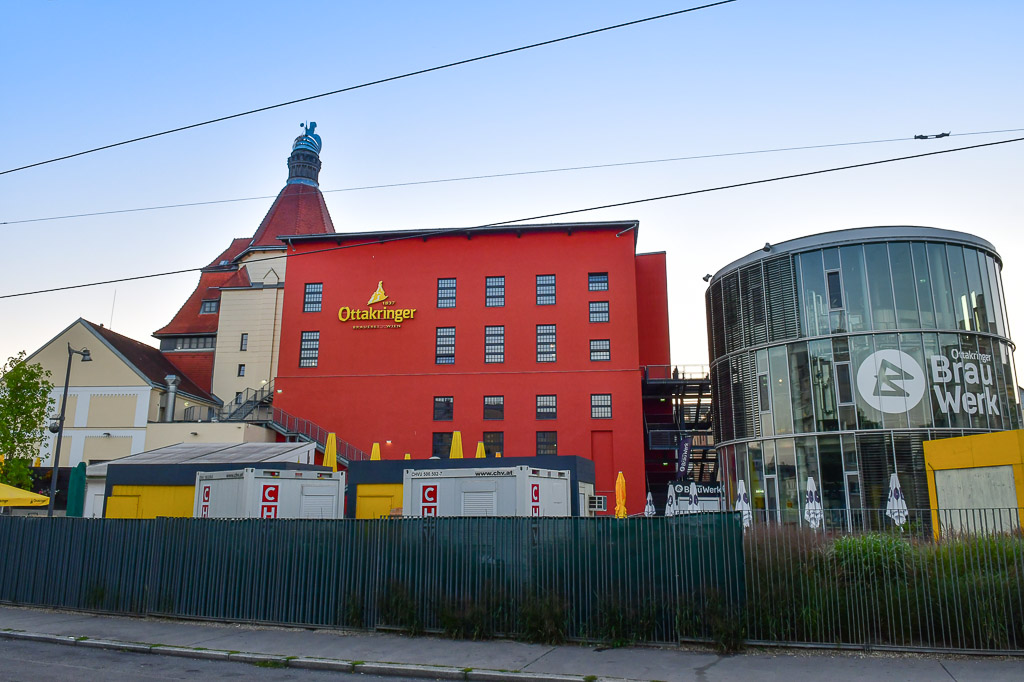 Rote Fassade der Brauerei mit Glasbau