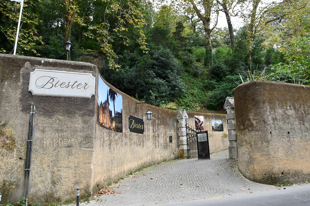 Eingang zum Palácio Biester mit Schriftzug