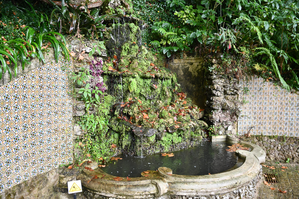 Brunnen mit Azulejos im Park