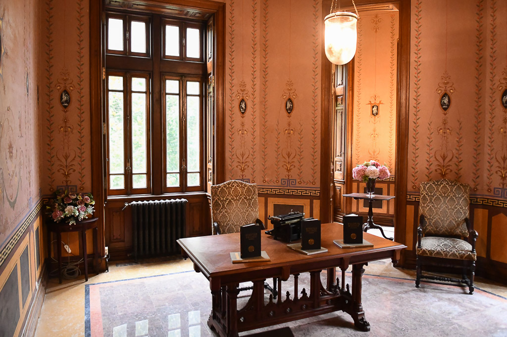 Salon mit Schreibtisch und Holztäfelung