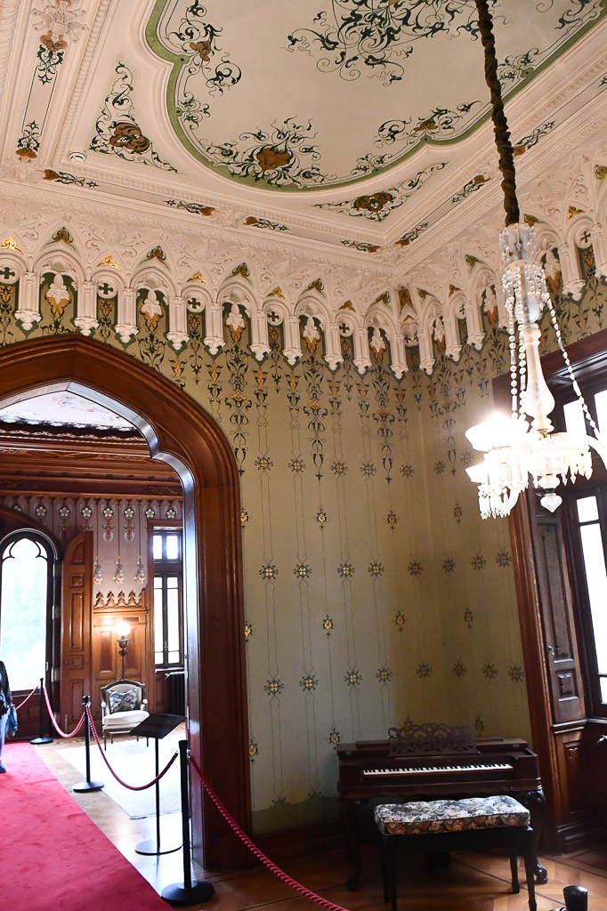 Verzierte Decke und Tür