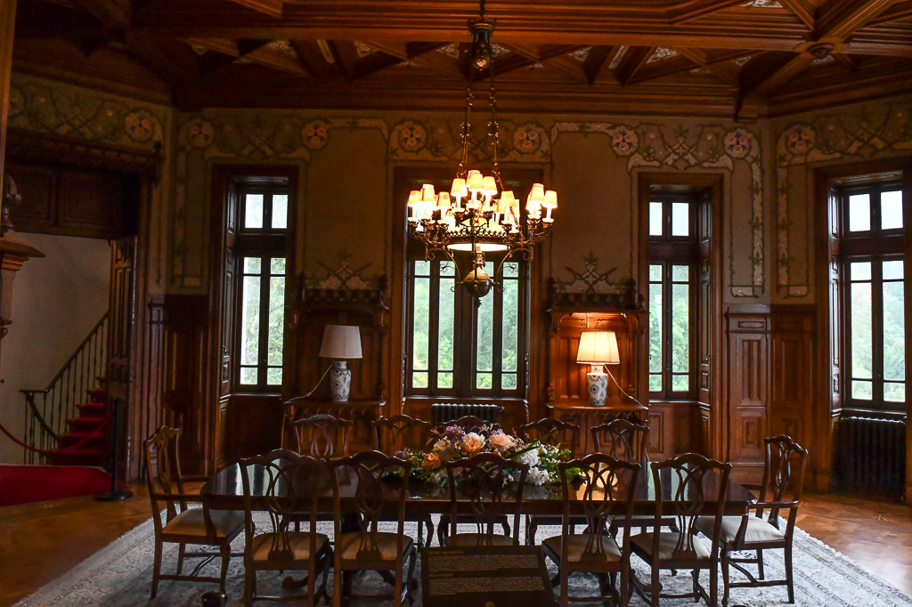 Speisezimmer mit langer Tafel
