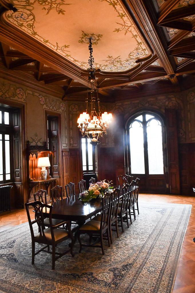 Speisezimmer mit Tisch und Stühlen