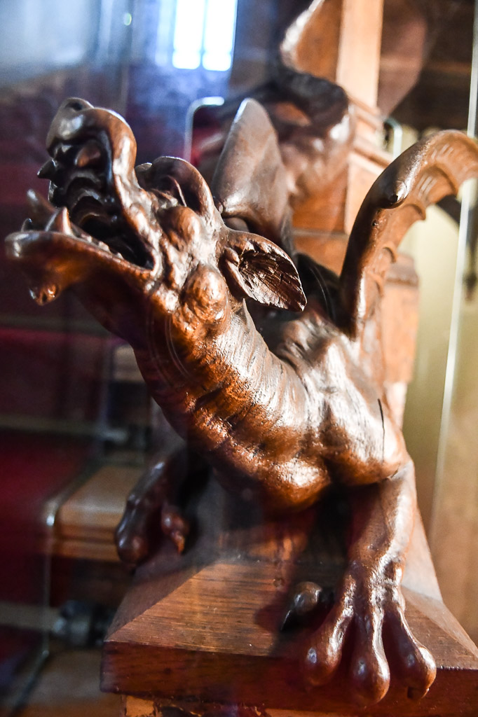 Holzfigur in der Ausstellung