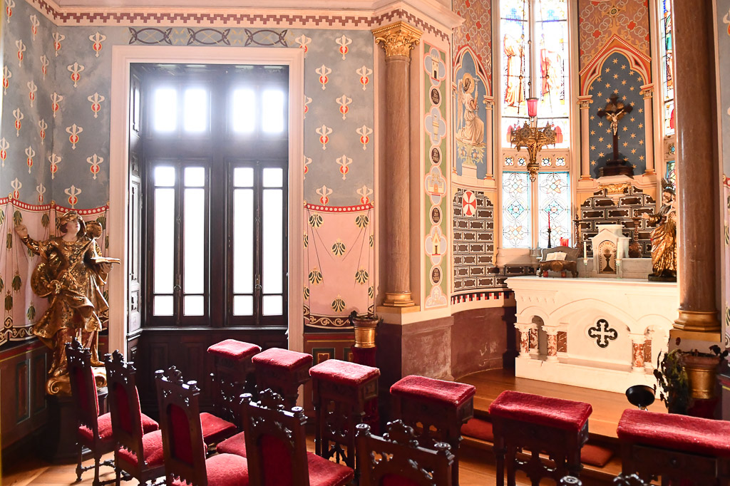 Kapelle mit Altar und roten Stühlen