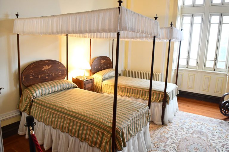 Schlafzimmer mit Himmelbett