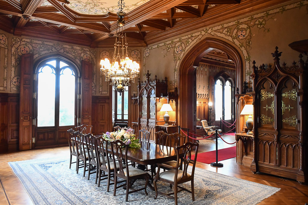 Speisezimmer mit Kronleuchter, zweite Ansicht