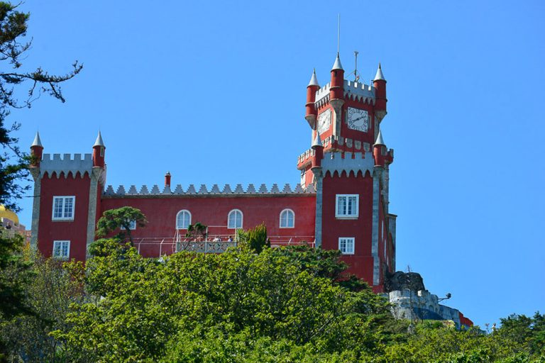 Der Palácio da Pena mit Uhrturm