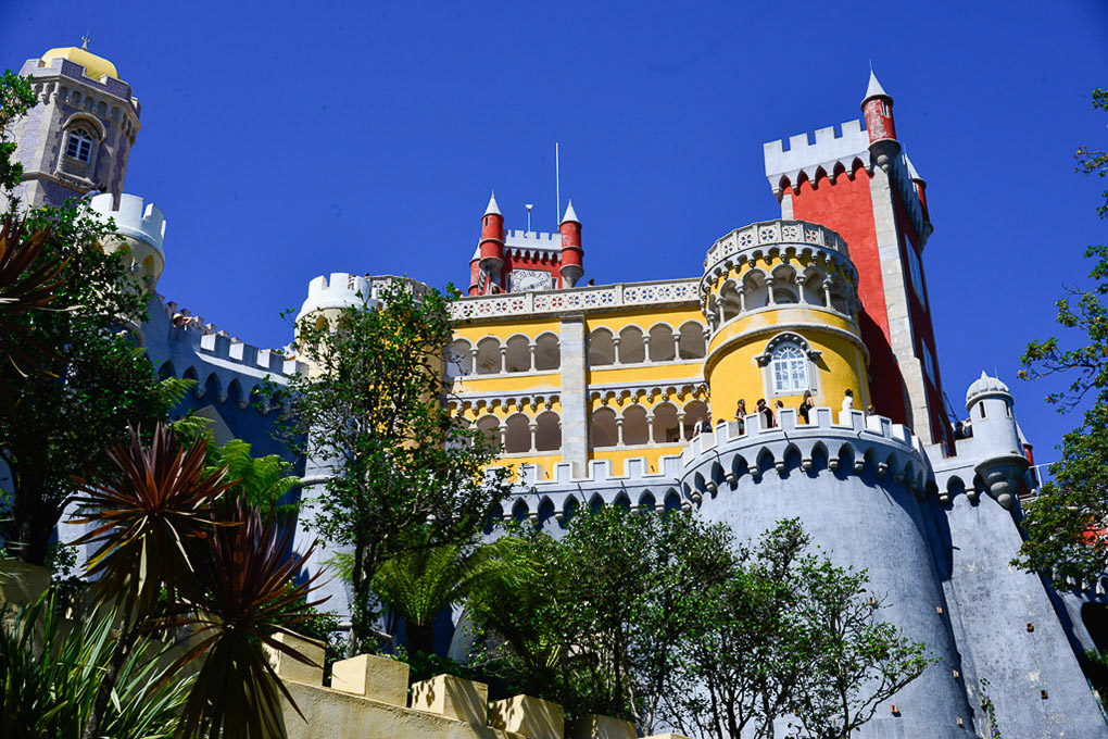 Der Palast vor blauem Himmel