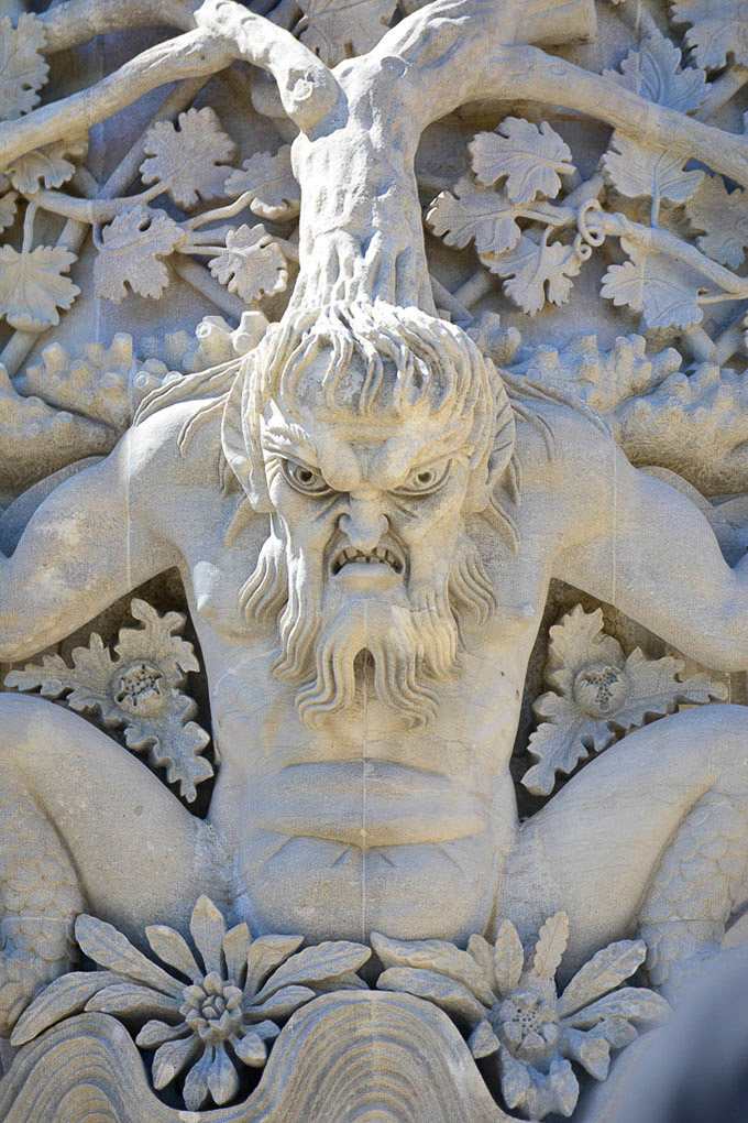 Steinfigur am Torbau