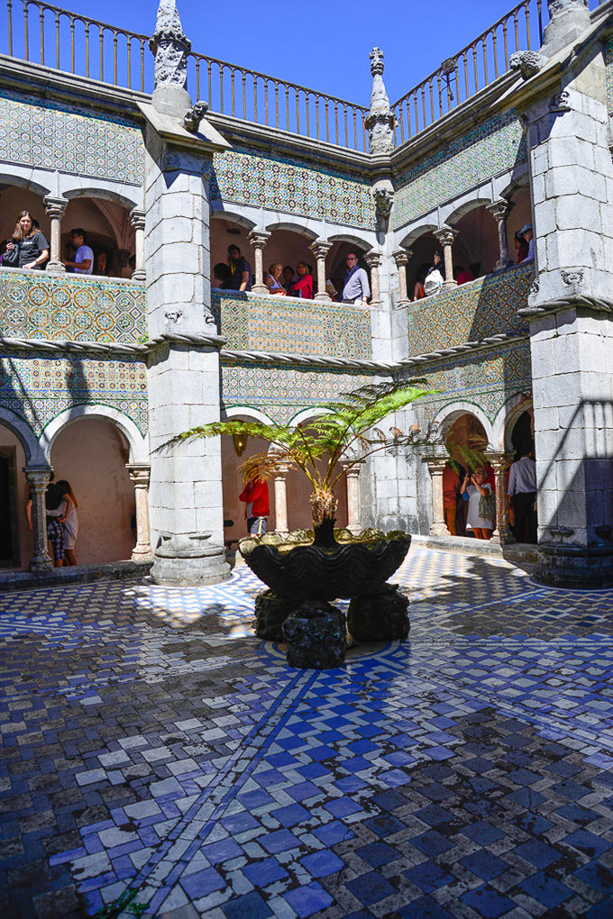 Innenhof mit blauen Azulejos