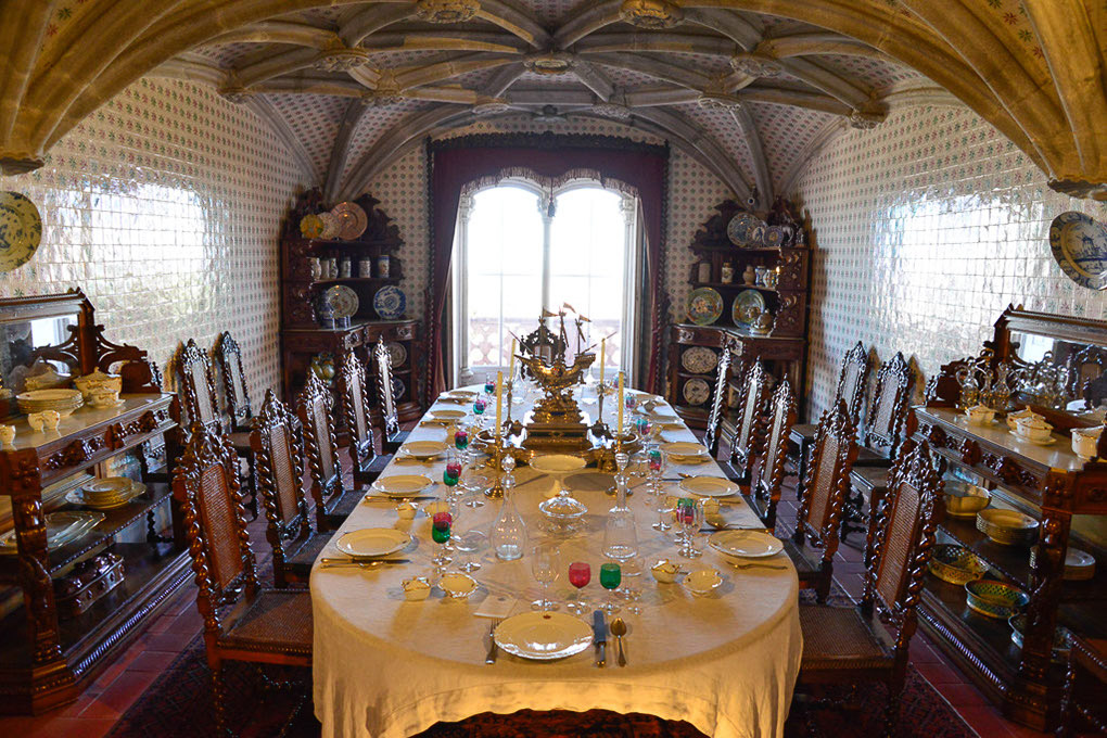 Speisesaal mit gedeckter Tafel