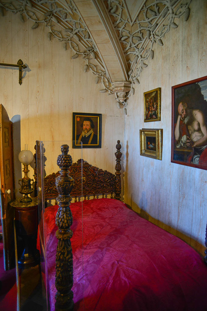 Schlafzimmer mit rotem Bett