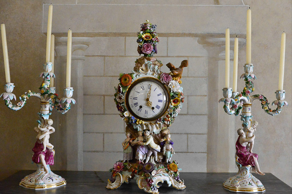 Standuhr mit Kerzenleuchtern