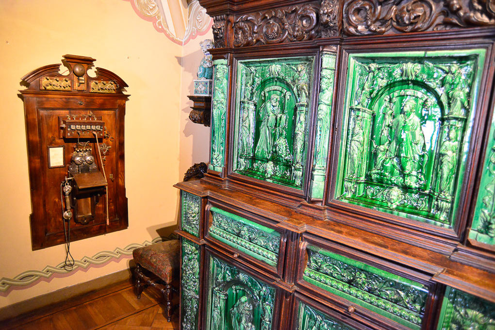 Schrank mit grünen Kacheln