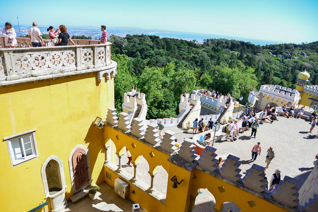 Terrasse des Palastes mit Besuchern