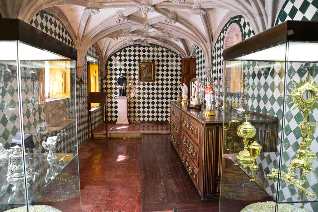 Raum mit Azulejos und Vitrine