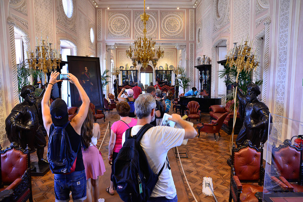 Besucher im Saal mit Kronleuchter
