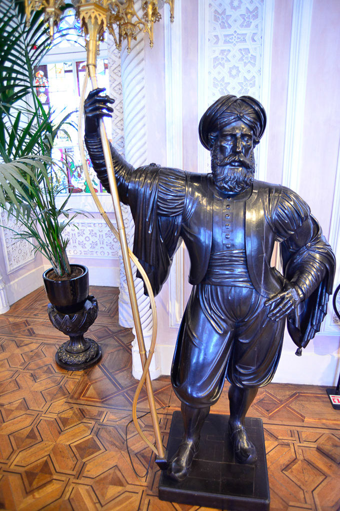 Dunkle Statue im Saal