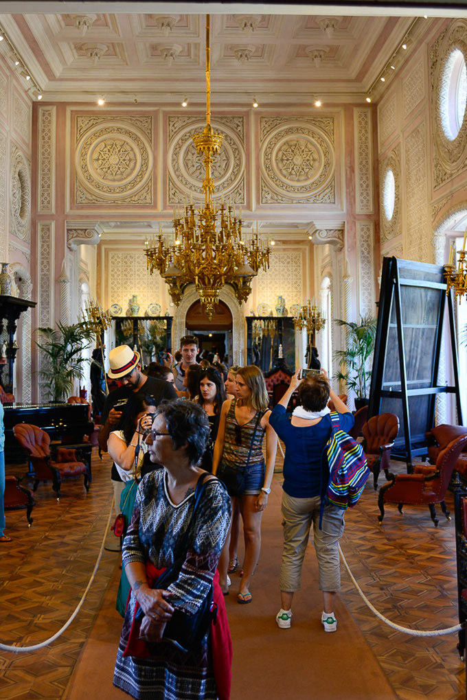 Saal mit Kronleuchter