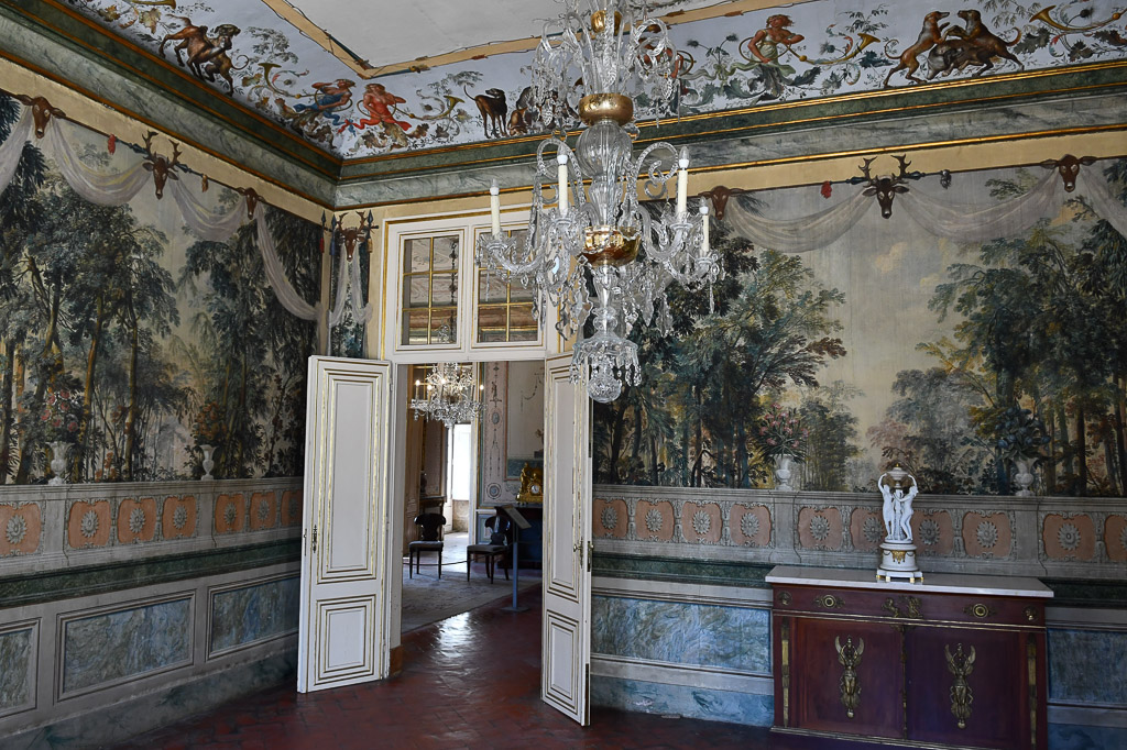 Saal mit bemalten Wänden