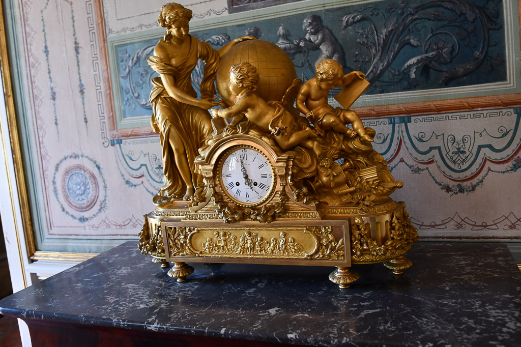 Goldene Uhr auf einem Kamin