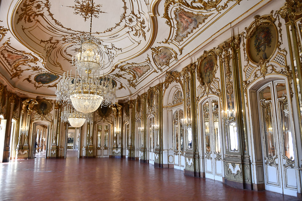 Thronsaal mit Spiegeln und Kronleuchtern