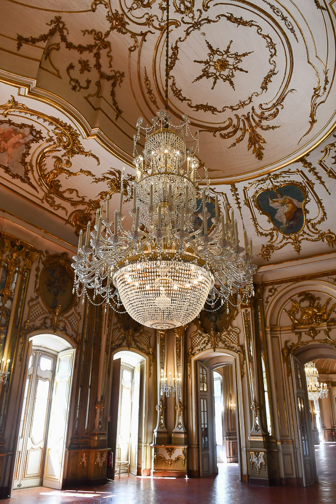 Kronleuchter im Saal