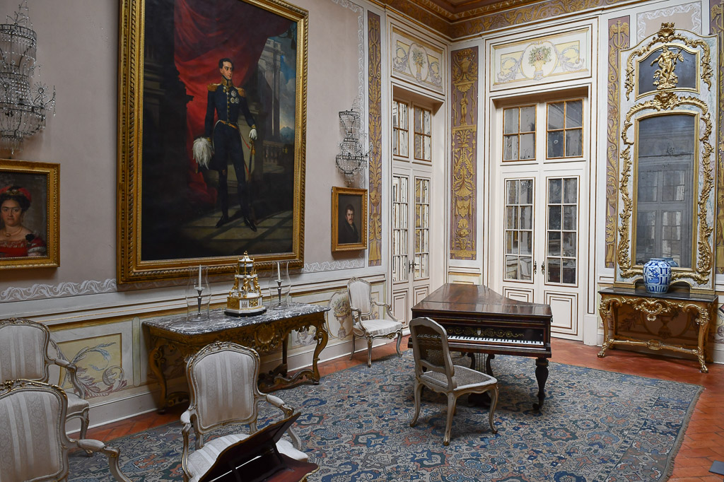 Salon mit Gemälden und Klavier