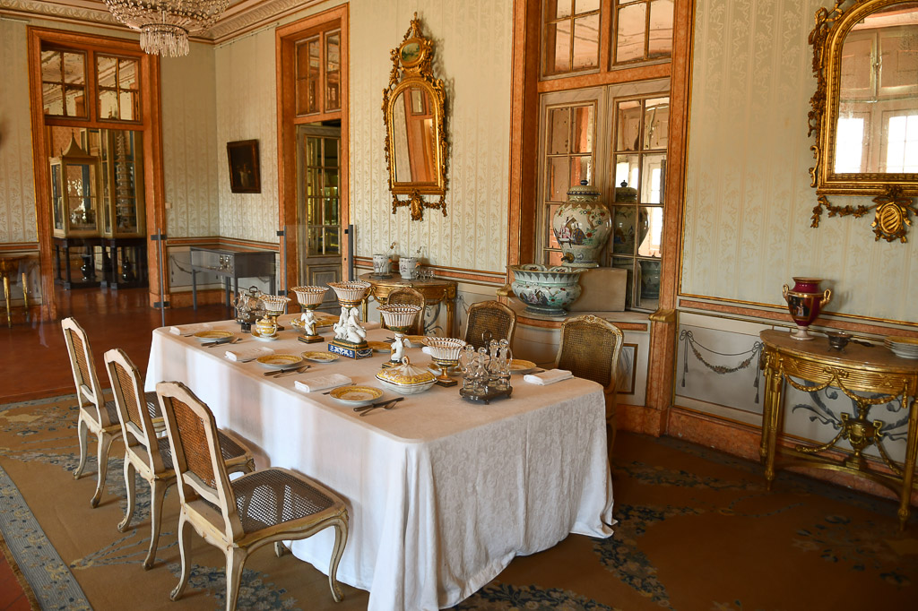 Gedeckter Tisch im Speisezimmer