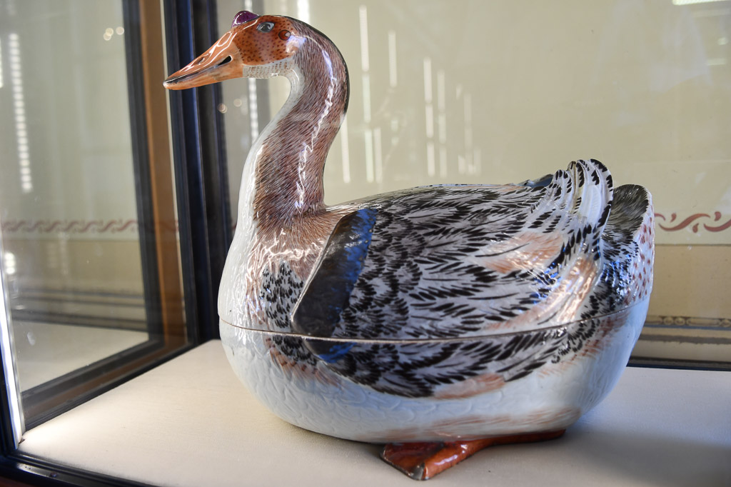 Porzellan-Gans in einer Vitrine