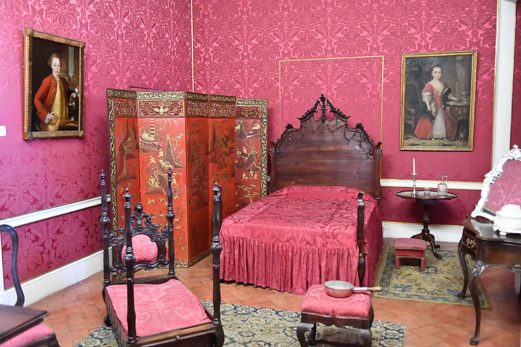 Schlafzimmer mit rotem Bett