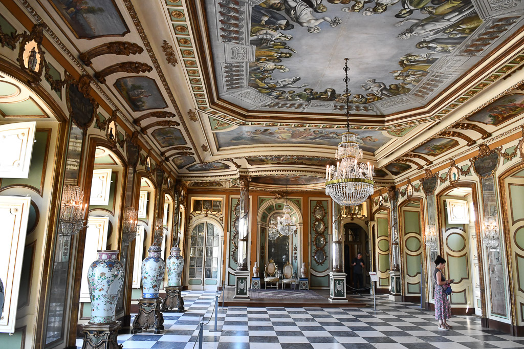 Saal mit Schachbrettboden