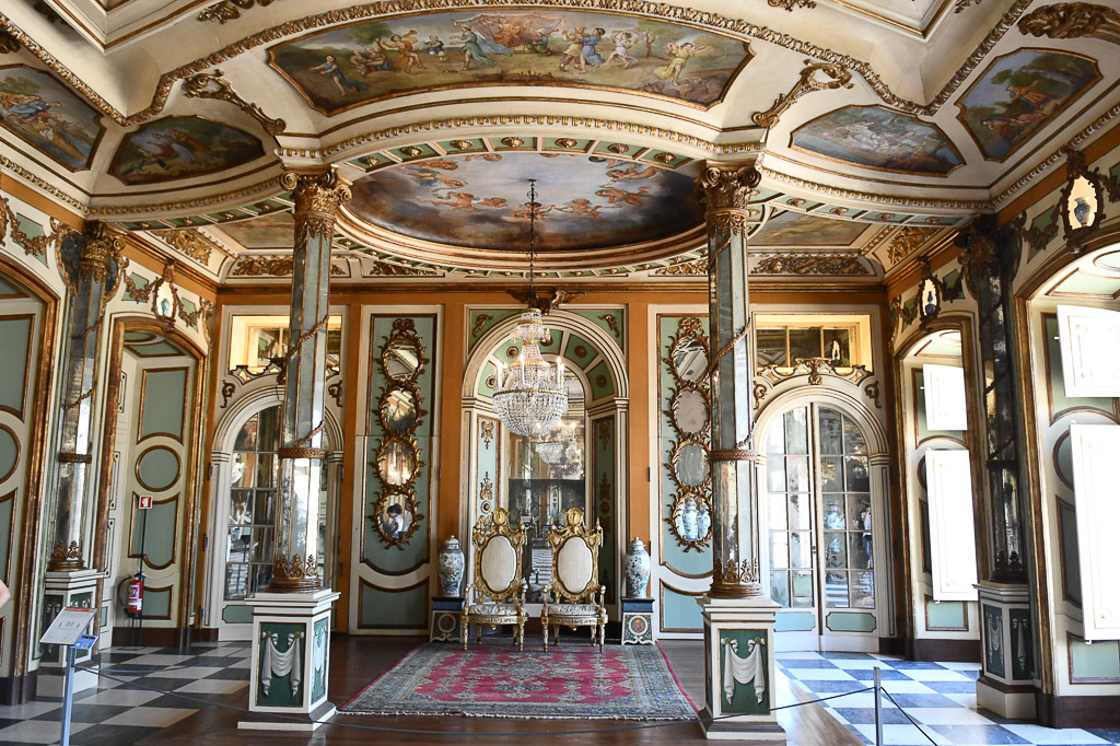 Saal mit Deckenmalereien