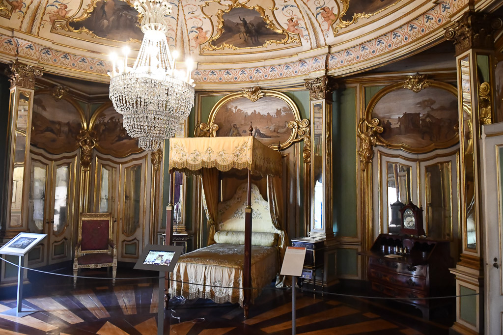 Schlafzimmer mit Baldachin
