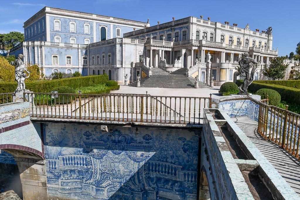 Azulejo-Kanal vor dem Palast