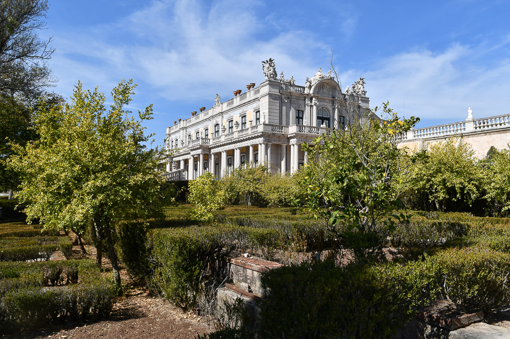 Garten mit Hecken vor dem Palast