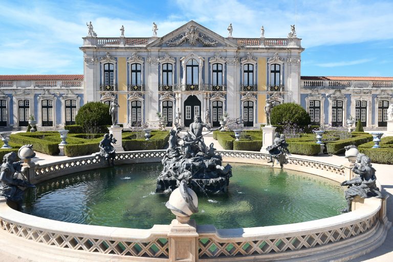 Brunnen vor dem Palast