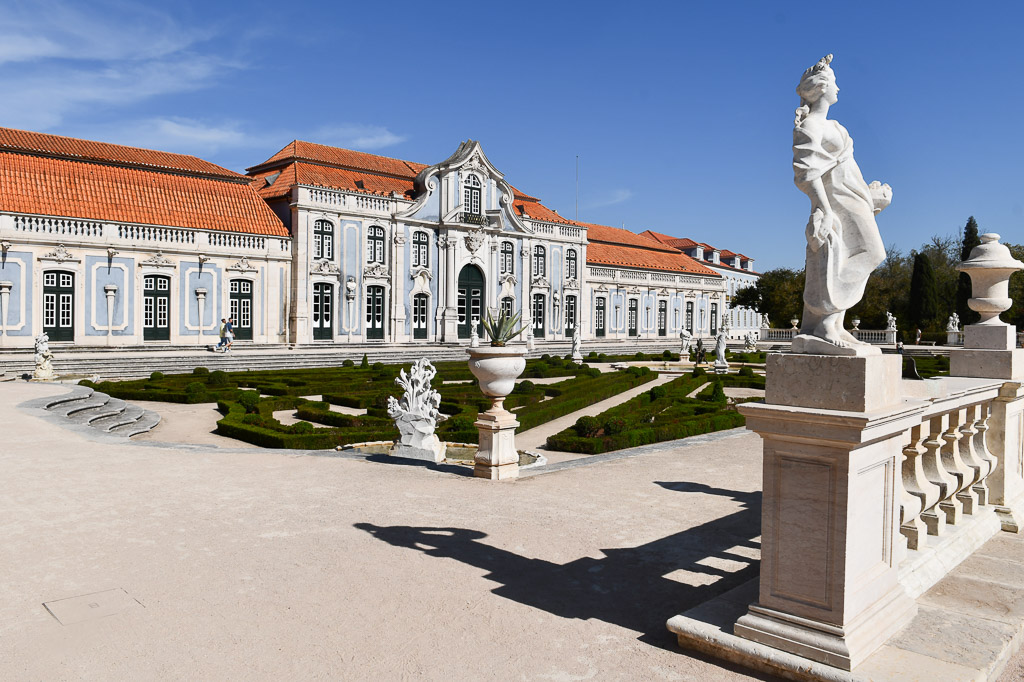 Palastflügel mit Statue