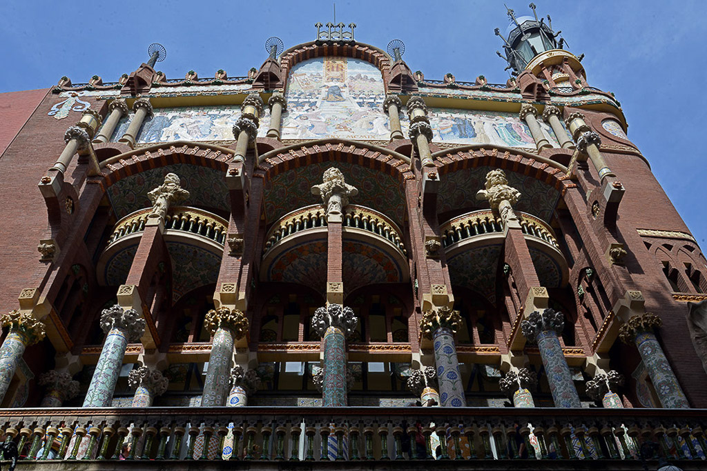 Fassade mit Säulen und Balkonen von unten