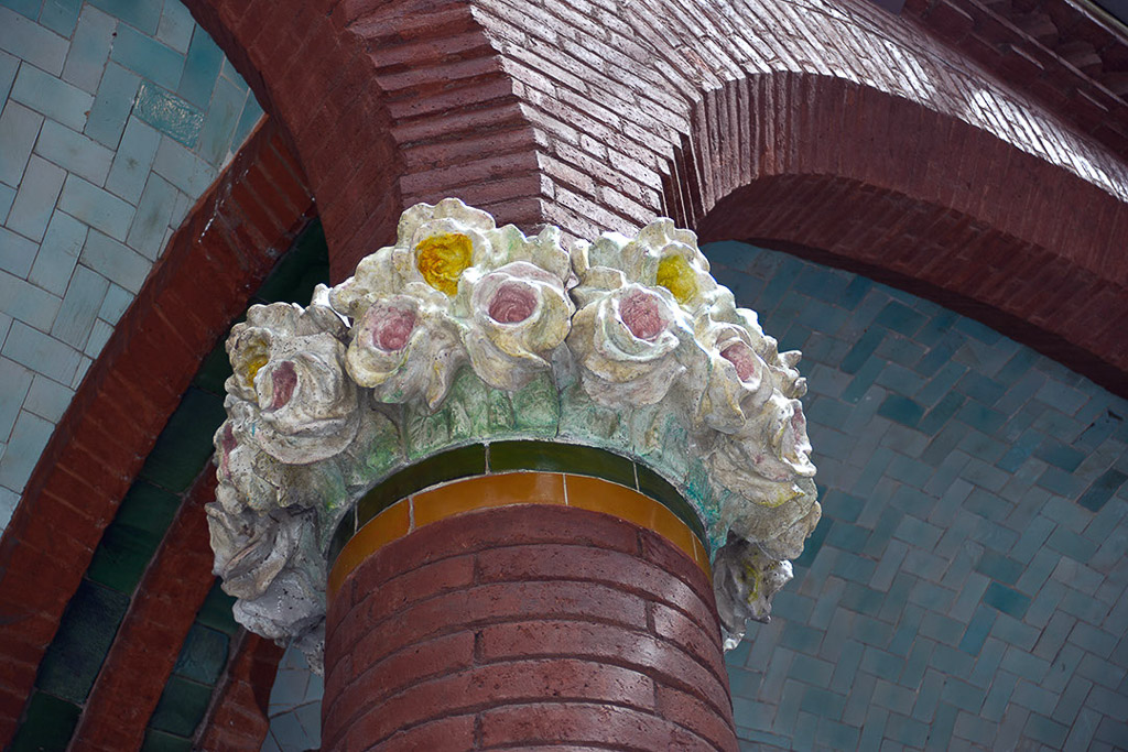 Keramikblumen auf einer Säule
