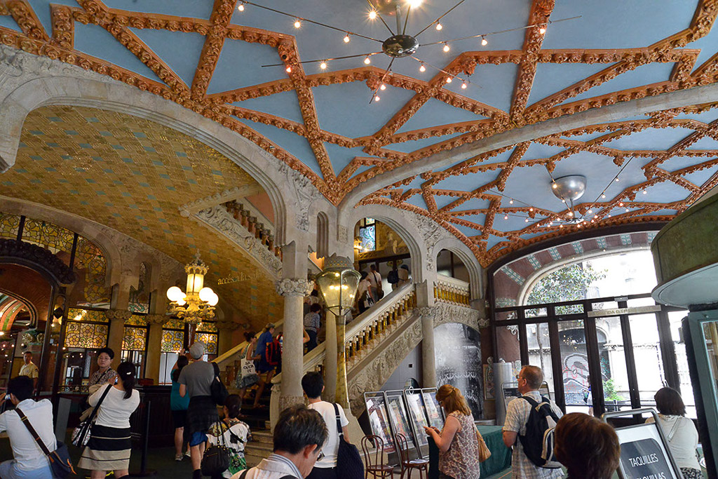 Foyer mit Besuchern und verziertem Gewölbe