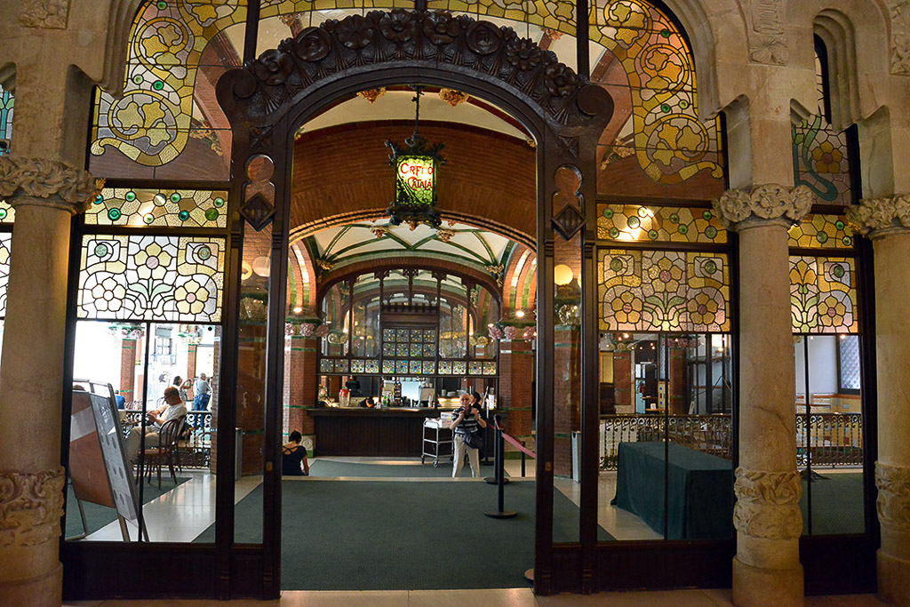 Eingangsbereich mit Glastüren und Blick ins Foyer
