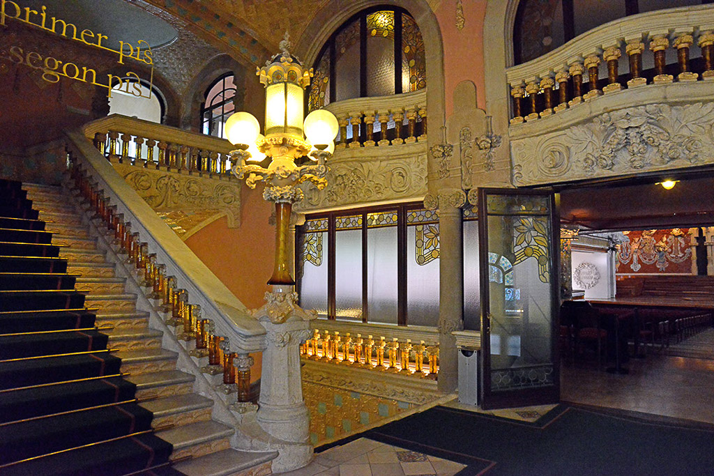 Treppenhaus mit Lampe und Geländer