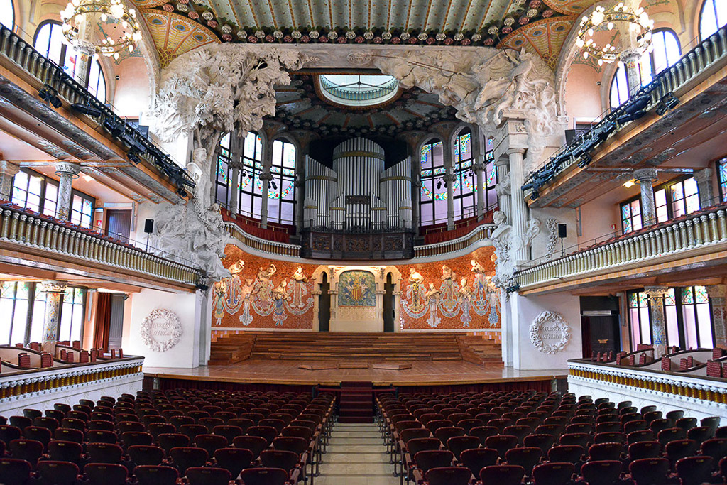 Konzertsaal mit Parkett, Rängen und Orgel