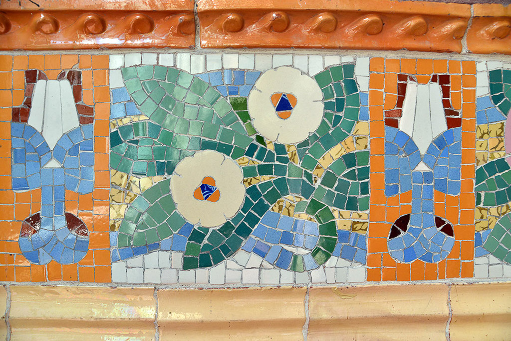 Keramikmosaik mit Blumen in Blau und Grün
