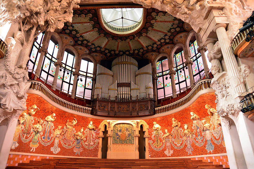 Bühne mit Orgel und Mosaikfiguren