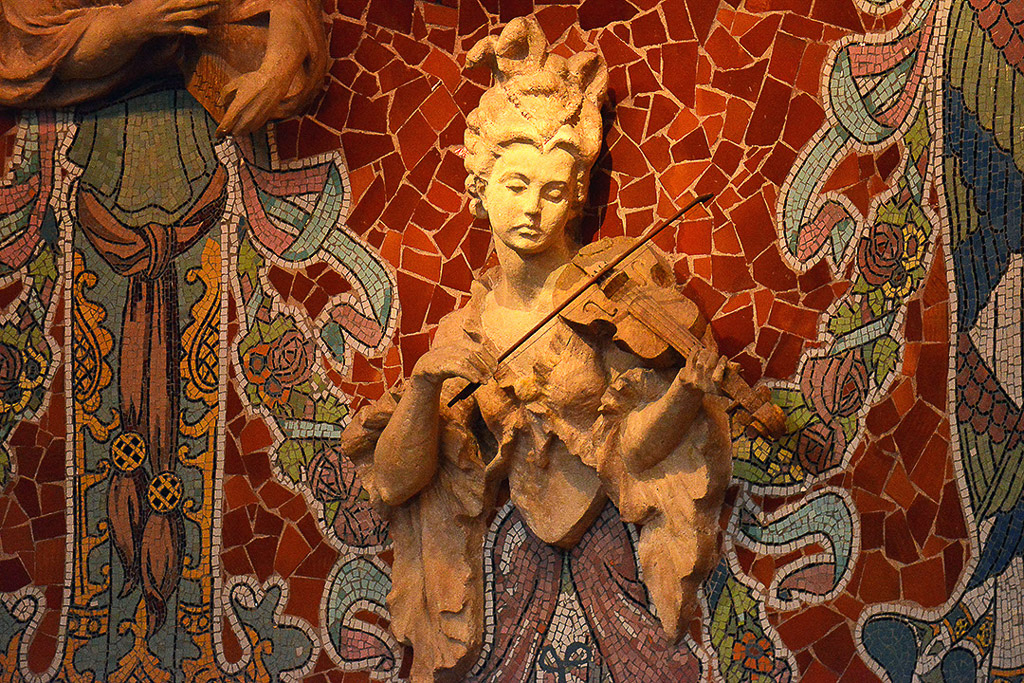 Mosaikfigur einer Geigerin an der Bühnenwand