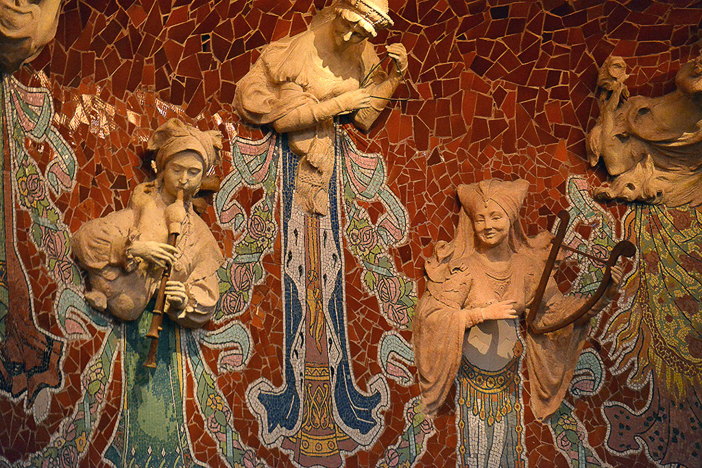 Mosaikfiguren von Musikerinnen an der Bühnenwand