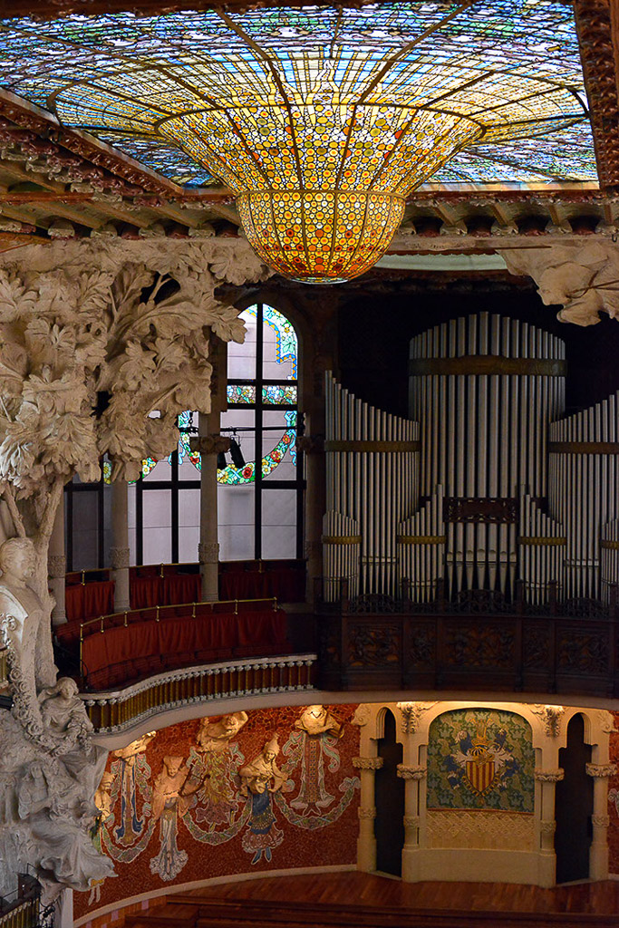 Bühne mit Orgel und Kuppel im Hochformat
